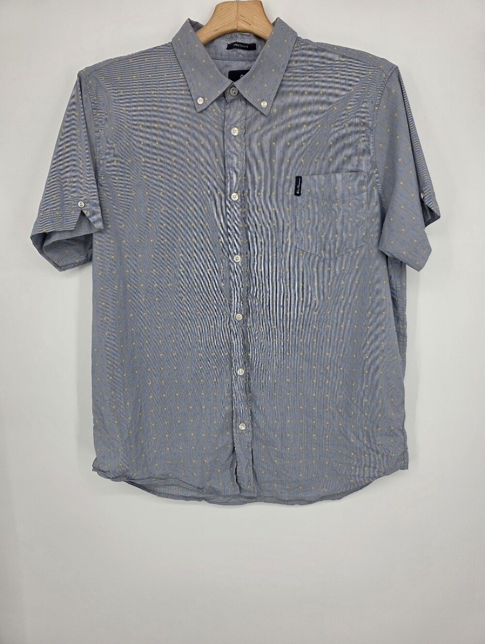 Ben Sherman Light Blue Short-Sleeve Button-Down with Tiny Yellow Dot Print XL.